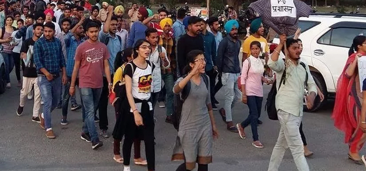 पीयू में फीस बढ़ोतरी से छात्र संगठन भड़के, वीसी का पुतला जलाया