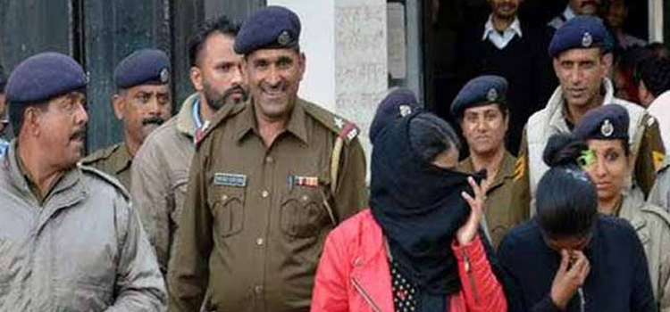 हाेटल में चल रहा था सेक्स रैकेट, एेसी हालत में मिले लड़के और लड़कियां