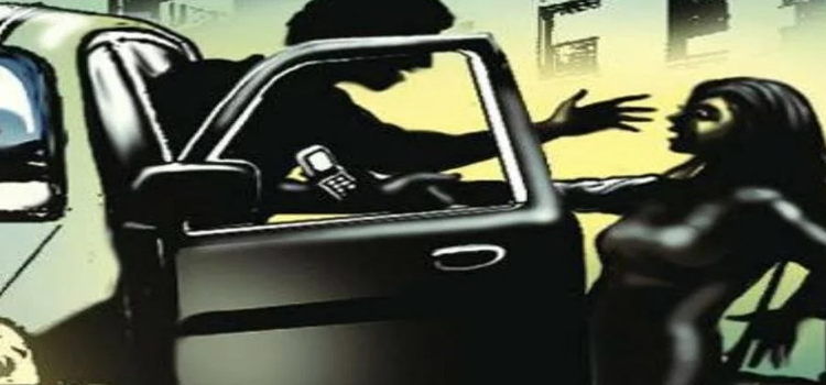 गाड़ी में अगवा कर युवती से रेप की कोशिश, चलती कार से लगाई छलांग