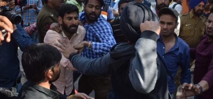 पंजाब-यूनिवर्सिटी-के-बवाल-पर-राज्यपाल-के-तेवर-तल्‍ख,-फीस-वृद्धि-पर-मंथन-के-निर्देश