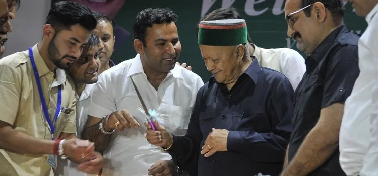 फीस बढ़ोतरी के विरोध में सीएम वीरभद्र, बोले- रोक लगवाने का प्रयास करेंगे