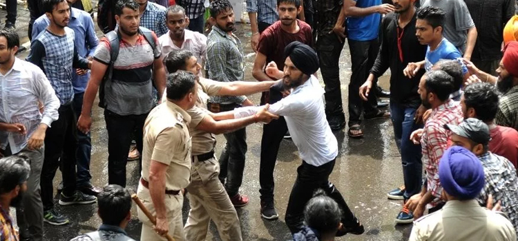 फीस-बढ़ोतरी-को-लेकर-प्रदर्शन-जारी,-छात्रों-ने-किया-कक्षाओं-का-बहिष्कार