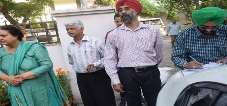 यूं ही हो रही थी पानी की बर्बादी, मेयर ने छापा मार थमाया चालान