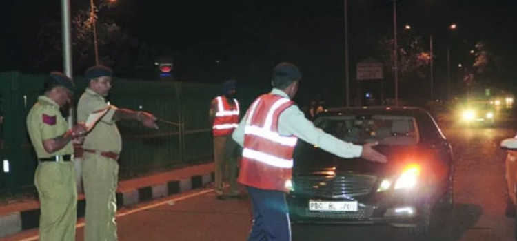 खाकी-का-खौफ-खत्म,-कहीं-वर्दी-फाड़ी-तो-कहीं-लेडी-कांस्टेबल-से-छेड़छाड़