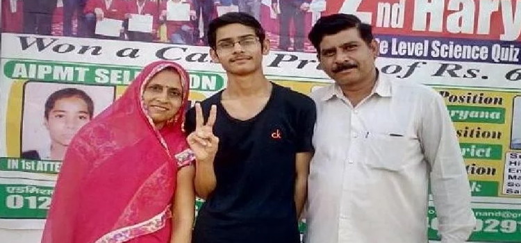 दुकानदार के बेटे ने किया टॉप,