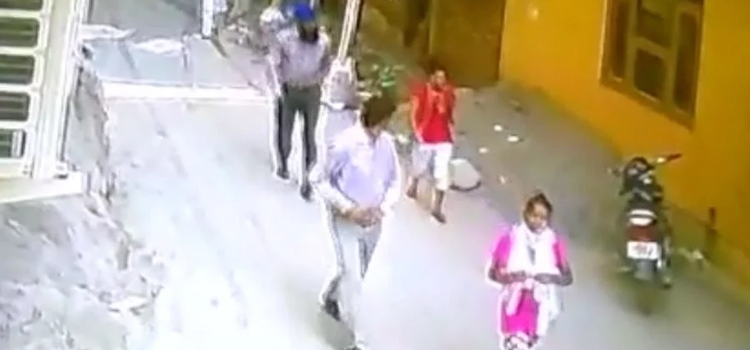 पुलिस वालों ने उठाई 2 लड़कियां, ये निकली सच्चाई