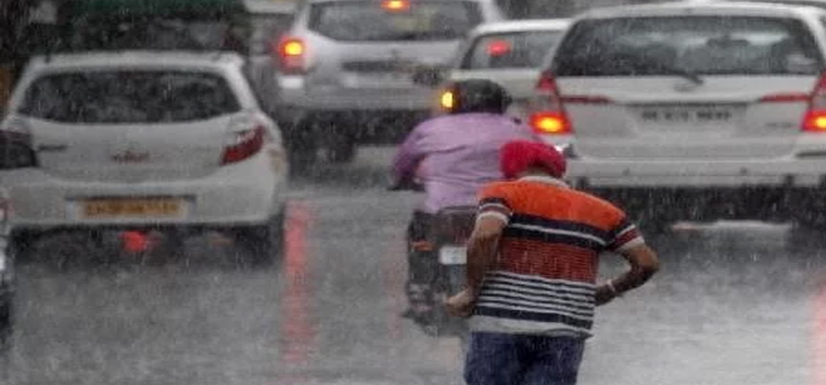 बारिश-के-बाद-सुहाना-हुआ-मौसम,-लोगों-ने-ऐसे-लिया-बारिश-का-मज़ा