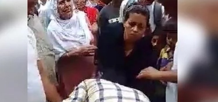 महिला ने पकड़ कर की जमकर की धुनाई