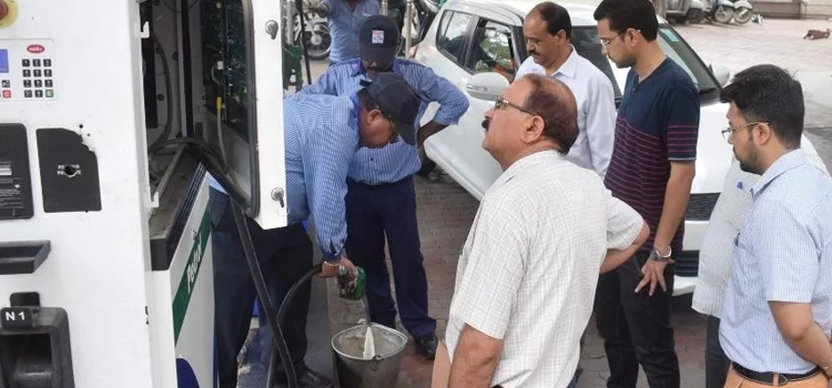 यूपी में गड़बड़ी के बाद से पेट्रोल पंपों की चेकिंग जारी, गुणवत्ता की जांच भी