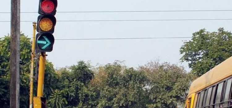 रेड लाइट जंप करने वाले जरुर देखें, यहां सिर्फ 1 रुपया होता है जुर्माना