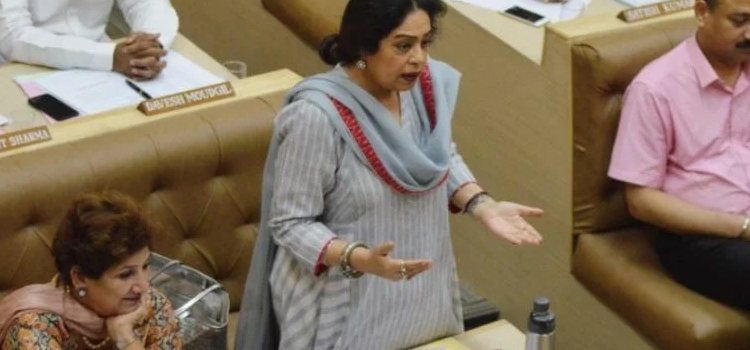 सदन की मीटिंग में मंगलवार को सांसद किरण खेर का पारा हाई हो गया