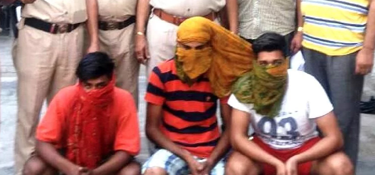 अपनी गर्लफ्रेंड को रात में फोन कर मिलने के लिए बुलाया फिर उसे वह गांव के आखिर में एक खाली कोठी में ले गया