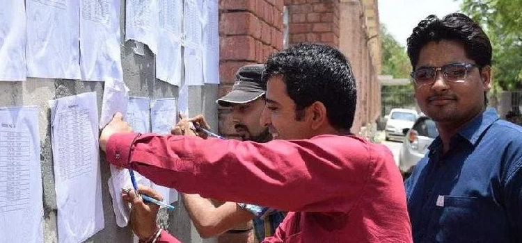 डॉक्यूमेंट-राइटर-की-परीक्षा-में-30-से-65-साल-तक