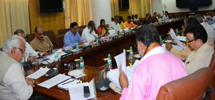 दामों पर बेचनी पड़ती थी। इससे उन्हें वित्तीय नुकसान हो रहा