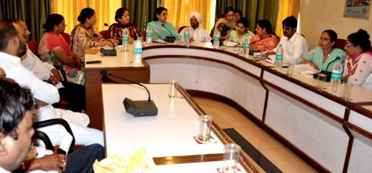 बात-कहते-हुए-मीटिंग-रद्द-करने-का-मेयर-से-आग्रह-किया