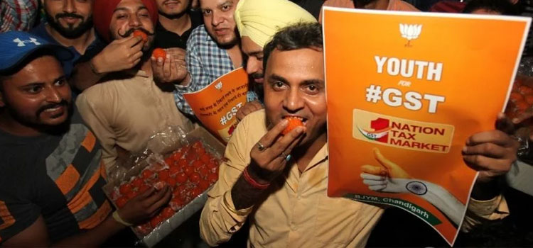 जीएसटी-के-लागू-होते-ही-चंडीगढ़-की-सड़कों-पर-आधी-रात-जश्न-मनाया-गया