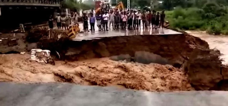 भारी-बारिश-से-एनएच-73-पर-बही-सड़क,-छठ-घंटे-ट्रैफिक-रहा-ठप