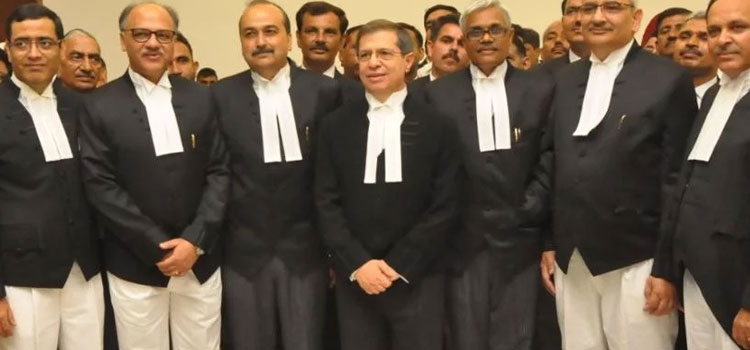 शपथ ग्रहण समारोह में हाईकोर्ट के अन्य जजों सहित नवनियुक्त जजों के रिश्तेदार