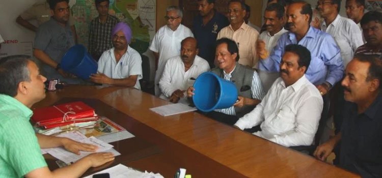 गर निगम कमिश्नर से मिलकर स्वच्छ भारत अभियान