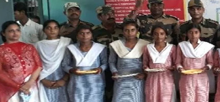 छात्राओं ने हाथ से बनाई राखी, देश की रक्षा कर रहे जवानों को पहनाई