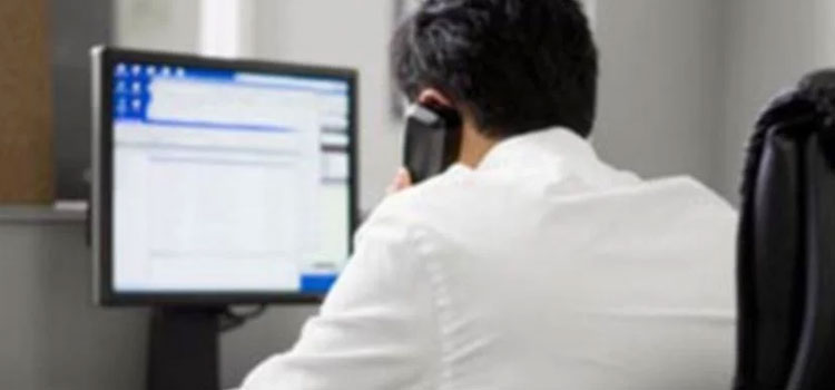 दोस्तों और रिश्तेदारों के खुलवाते थे खाते