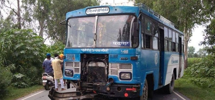 बस-और-बाइक-में-आमने-सामने-की-टक्कर