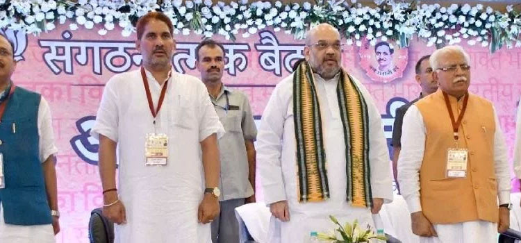 सीएम ईमानदार, लेकिन नौकरीशाही हावी