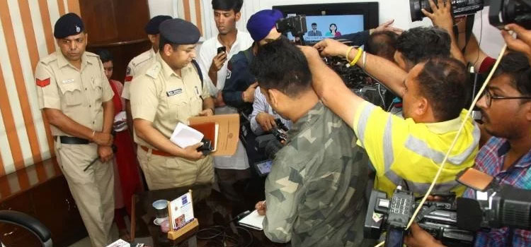 हेडक्वार्टर में माहौल गर्म, रूम में बैठे रहे अधिकारी