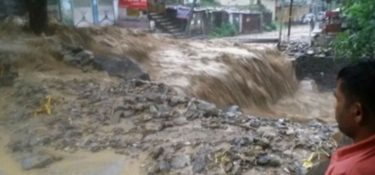 24 घंटों बाद भी लगातार बारिश से हाहाकार, हर तरफ तबाही