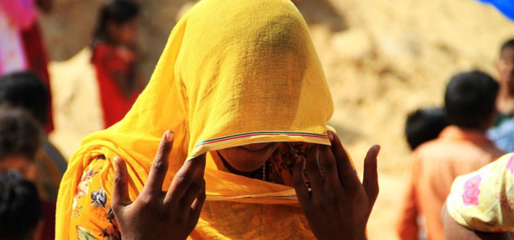 घूंघट की ओट में महिला