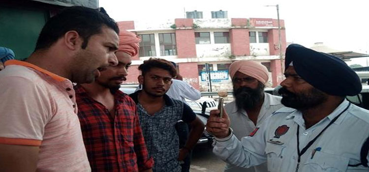 Traffic police worker beaten taxi driver